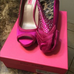 BETSEY JOHNSON CASEYY-R FUSHIA SATIN PUMPS
